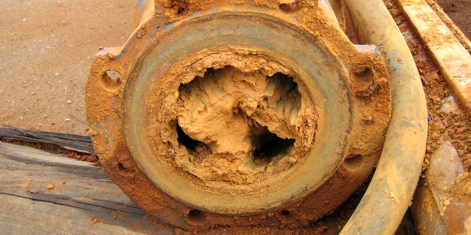 Eisenockerablagerungen in einem Rohr