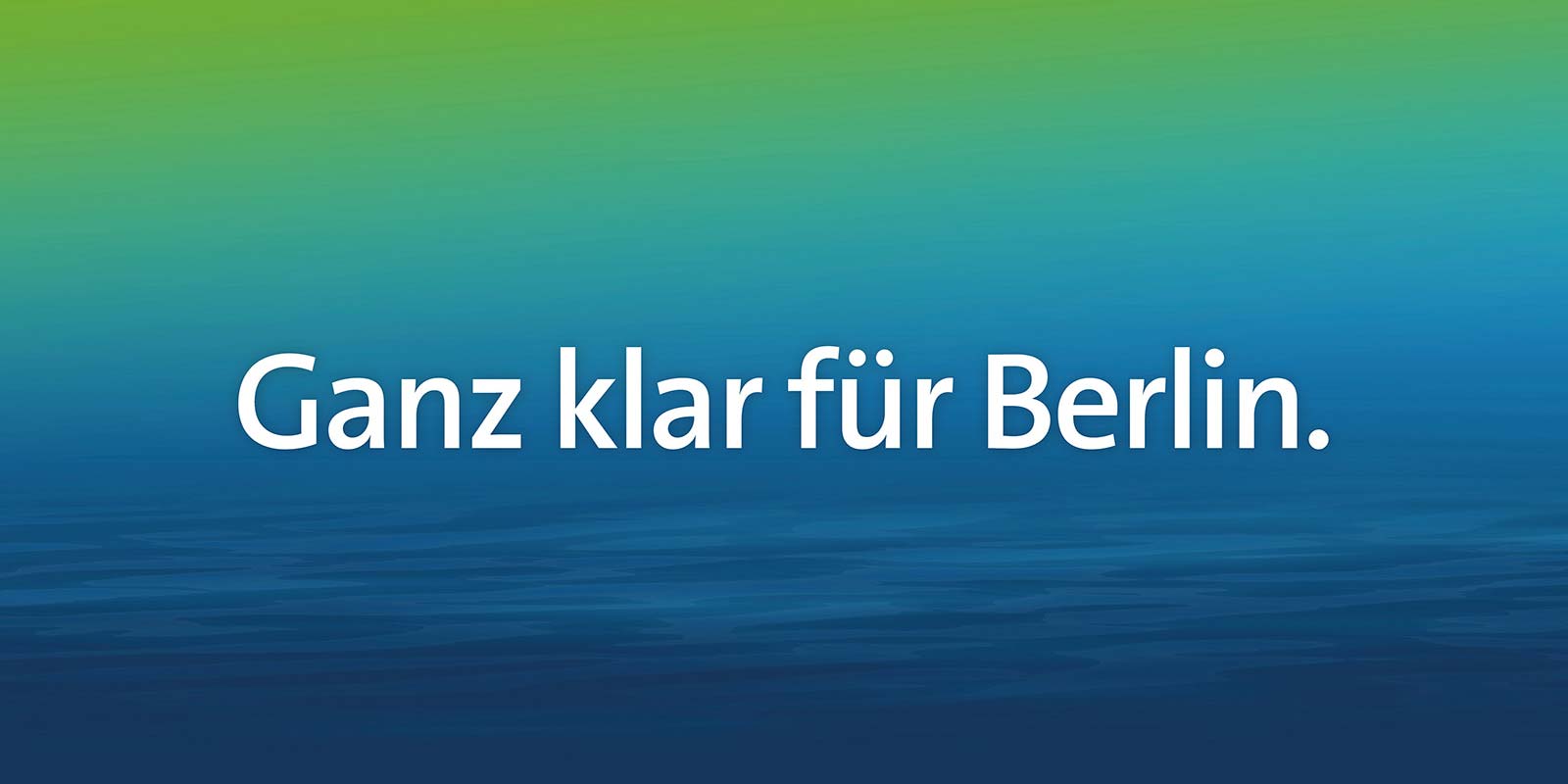 Schriftzug "Ganz klar für Berlin" auf blau-grünem Hintergrund